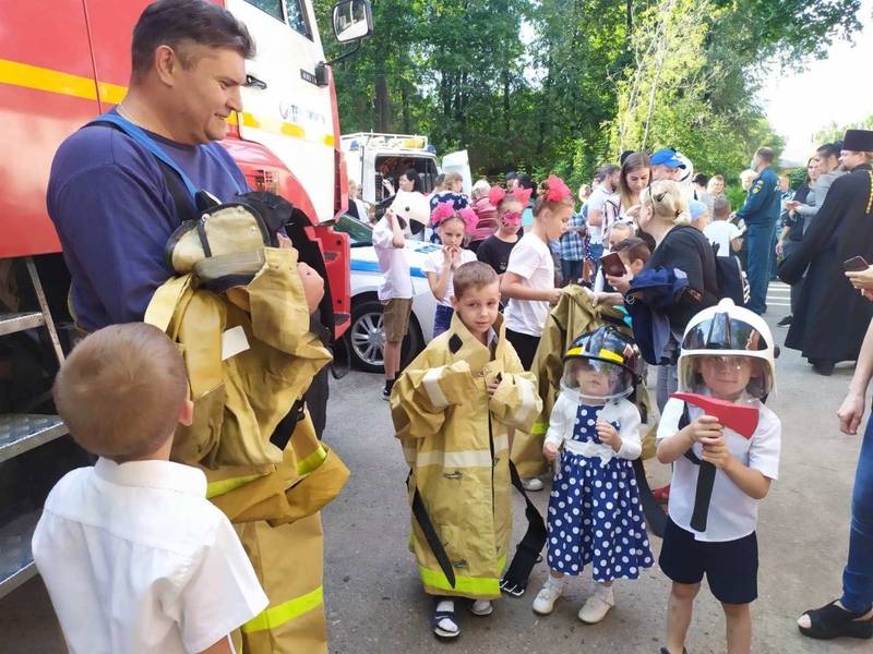 Будущие первоклассники из 2,5 тысячи семей, оказавшихся в трудной жизненной ситуации, получили подарки ко Дню знаний