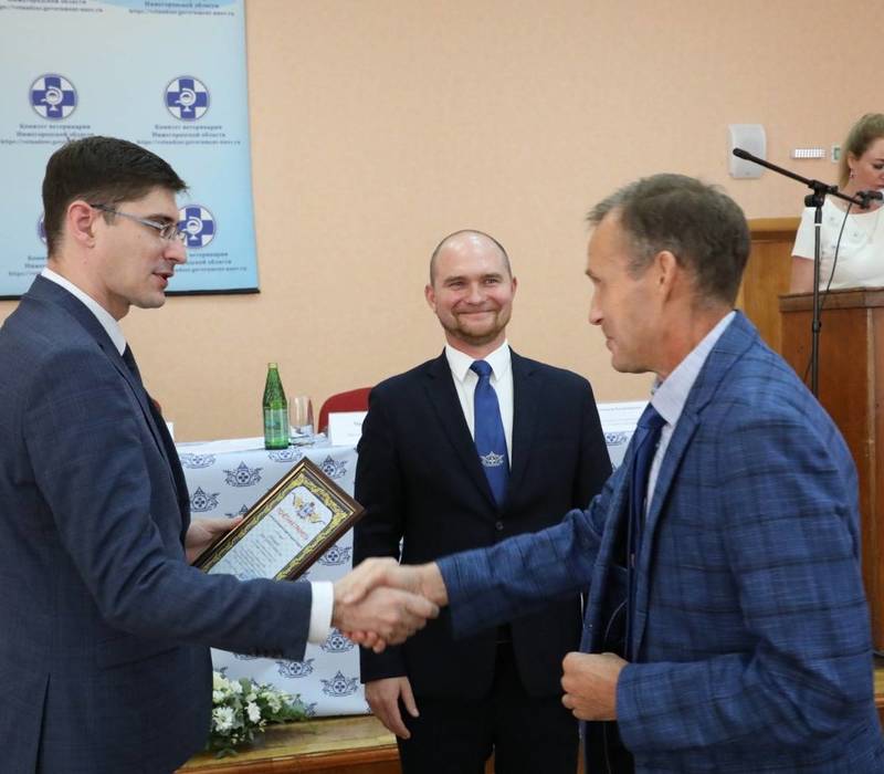 Андрей Саносян вручил нижегородским ветеринарам награды в честь профессионального праздника