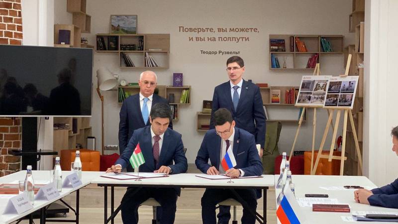 Андрей Саносян провел деловую встречу с делегацией Республики Абхазия