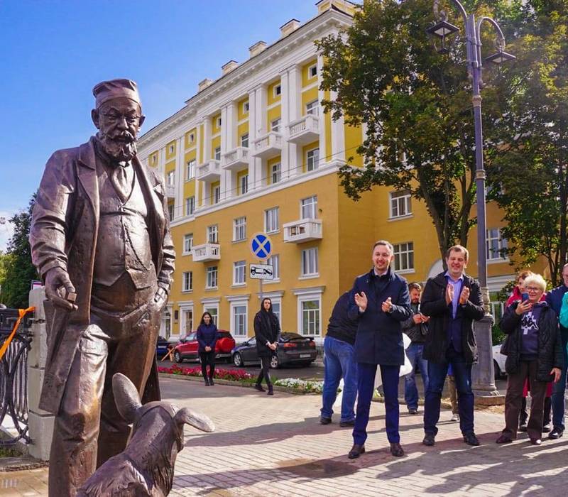 Скульптура знаменитого булгаковского персонажа профессора Преображенского установлена на Верхневолжской набережной в Нижнем Новгороде