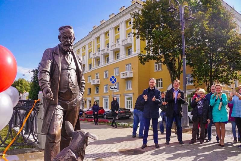 Скульптура знаменитого булгаковского персонажа профессора Преображенского установлена на Верхневолжской набережной в Нижнем Новгороде