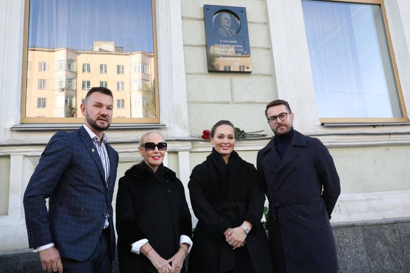 Мемориальная доска Иосифу Кобзону появилась на здании Нижегородского театра кукол 