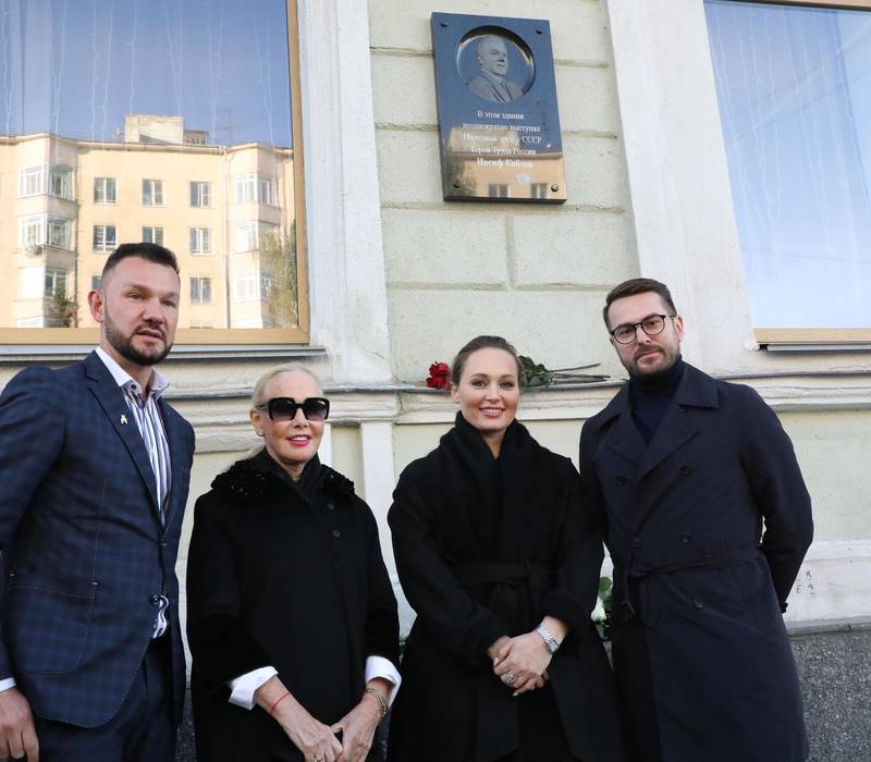Мемориальная доска Иосифу Кобзону появилась на здании Нижегородского театра кукол 
