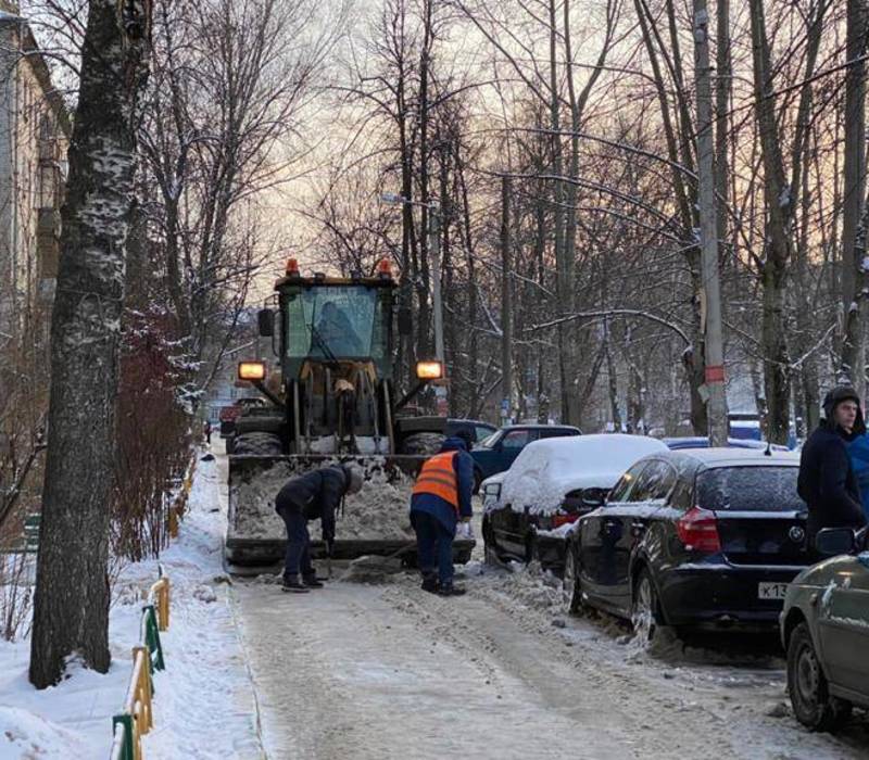 215 человек ежедневно выходят на уборку придомовых территорий Московского района
