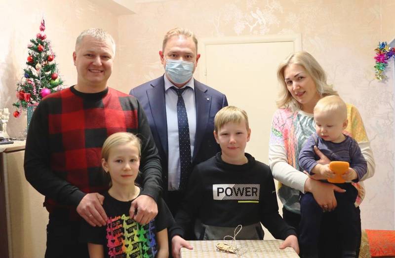 Сергей Злобин передал ноутбук в подарок 11-летнему Илье из поселка Новинки 
