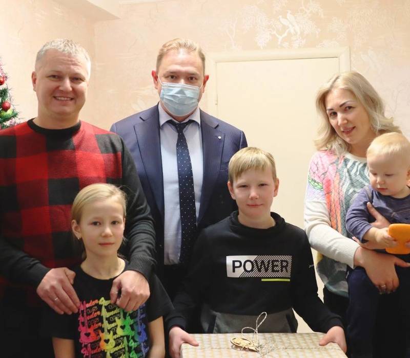 Сергей Злобин передал ноутбук в подарок 11-летнему Илье из поселка Новинки 