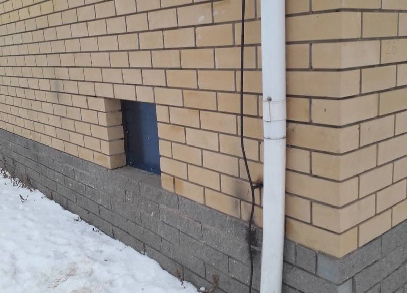 В Сергаче восстановили остекление окон в подвальном помещении по требованию ГЖИ