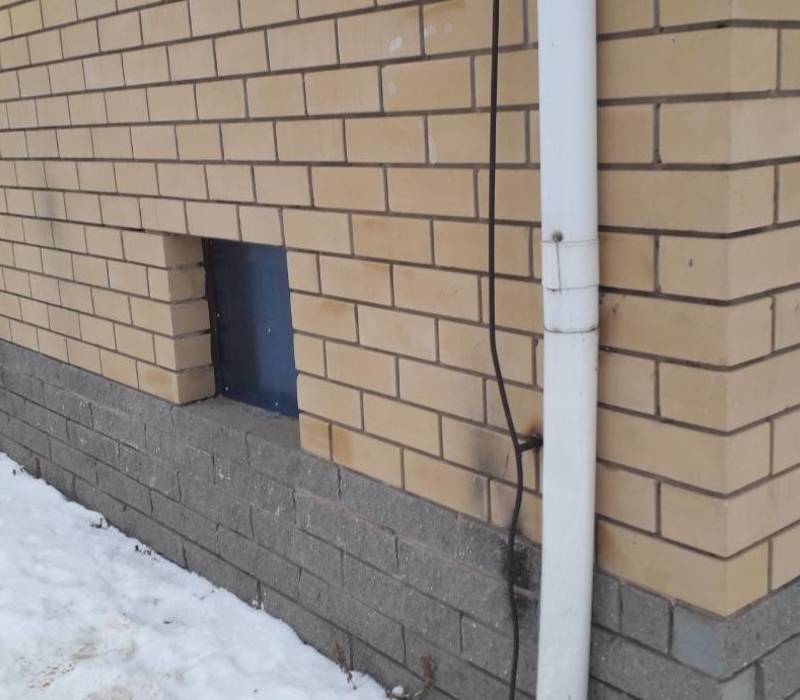 В Сергаче восстановили остекление окон в подвальном помещении по требованию ГЖИ