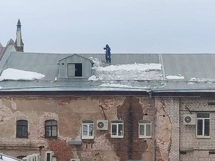 Более 170 фактов некачественной очистки крыш от наледи и снега выявили сотрудники регионального ГЖИ в январе