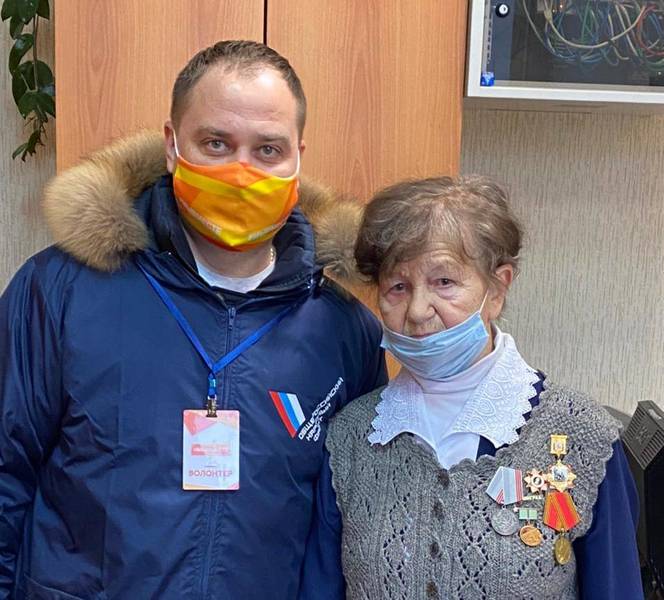 120 подарочных наборов и созданные школьниками открытки развезли волонтеры ОНФ нижегородским блокадникам