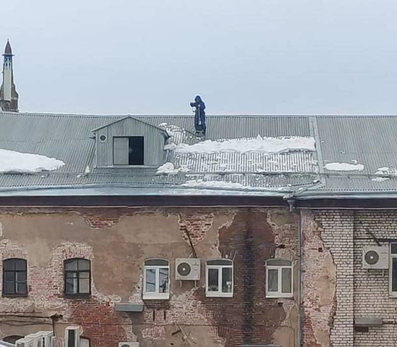 Более 170 фактов некачественной очистки крыш от наледи и снега выявили сотрудники регионального ГЖИ в январе