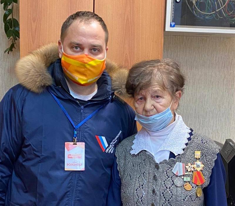 120 подарочных наборов и созданные школьниками открытки развезли волонтеры ОНФ нижегородским блокадникам