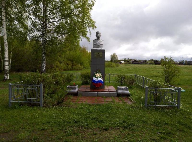 Горсть родной земли унес на войну молодой кузнец Александр Соколов