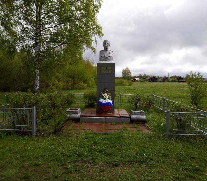 Горсть родной земли унес на войну молодой кузнец Александр Соколов