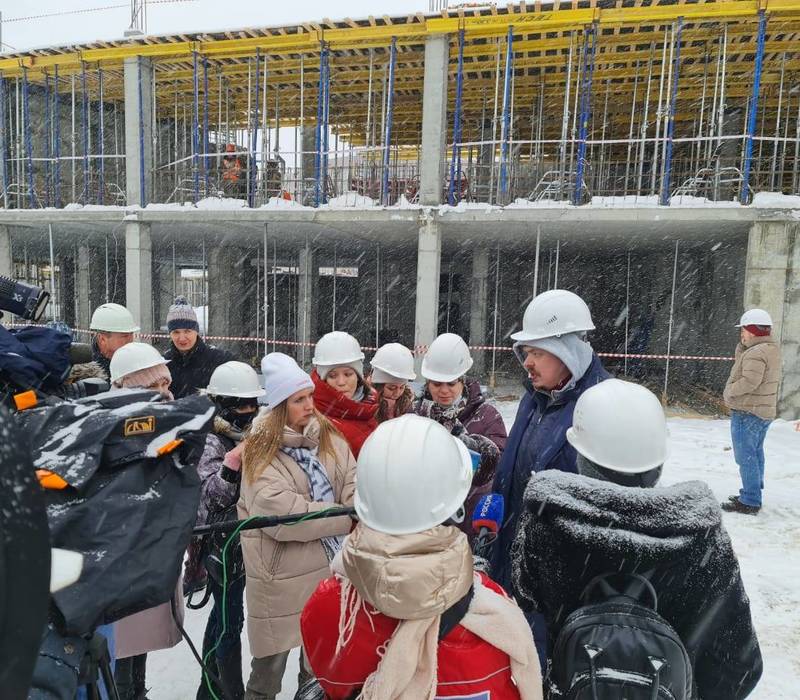 Более 800 рабочих занято на строительстве образовательного центра «Школа 800»