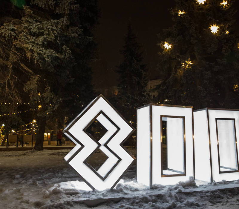 «Центр 800» и Институт Конфуция при НГЛУ украшают сквер им. Свердлова фонариками