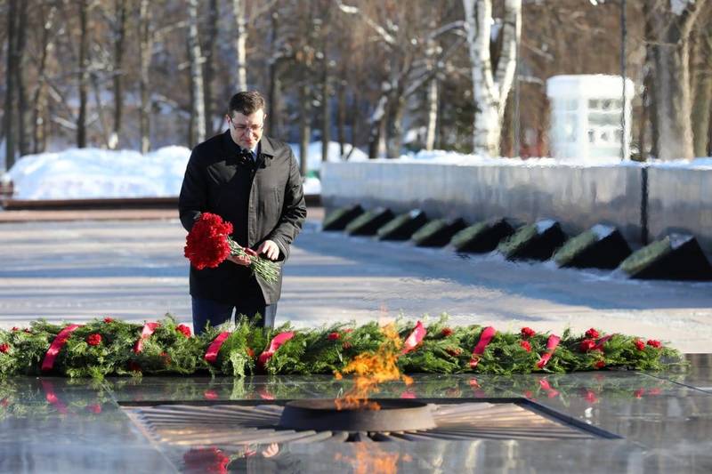 Глеб Никитин возложил цветы к Вечному огню 