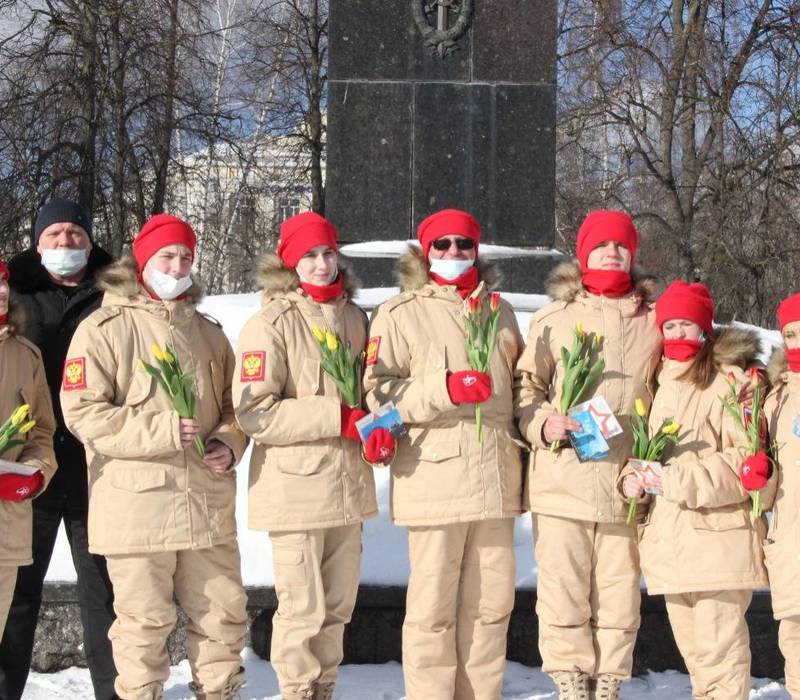 Акцию «Километр красоты»организовали юнармейцы Дзержинска Жительниц города поздравили с 8 Марта и вручили им цветы