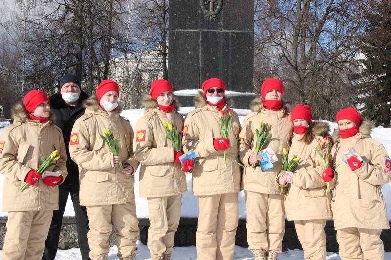 Акцию «Километр красоты»организовали юнармейцы Дзержинска Жительниц города поздравили с 8 Марта и вручили им цветы
