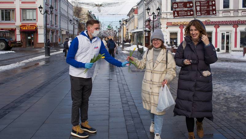 Тысячи тюльпанов подарили волонтеры женщинам в Нижнем Новгороде 