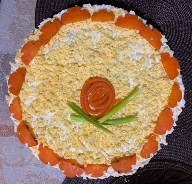 Слоеный салат с заморским фруктом и мясом птицы