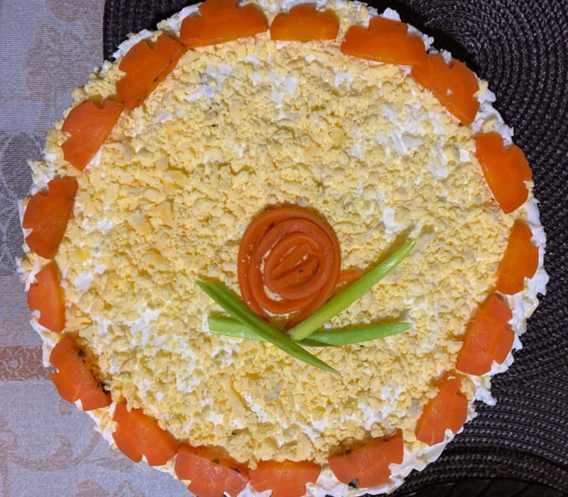 Слоеный салат с заморским фруктом и мясом птицы