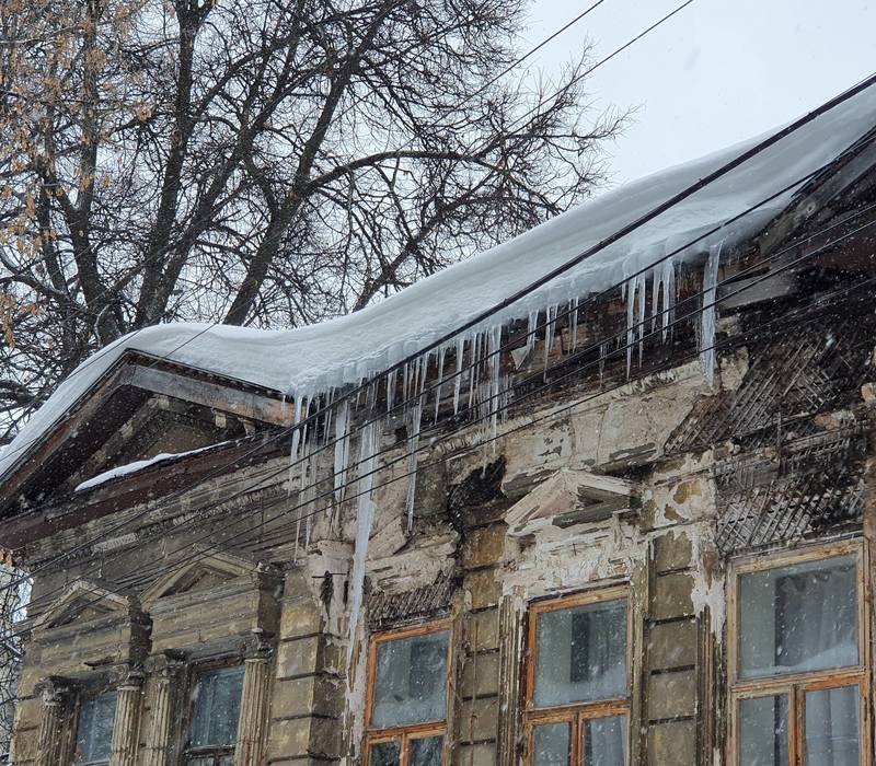 Домоуправляющие компании Нижегородского района получили 8 предписаний из-за ненадлежащей очистки кровли 