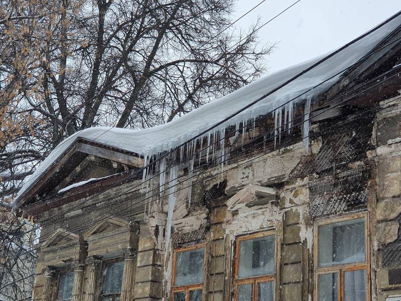 Домоуправляющие компании Нижегородского района получили 8 предписаний из-за ненадлежащей очистки кровли 
