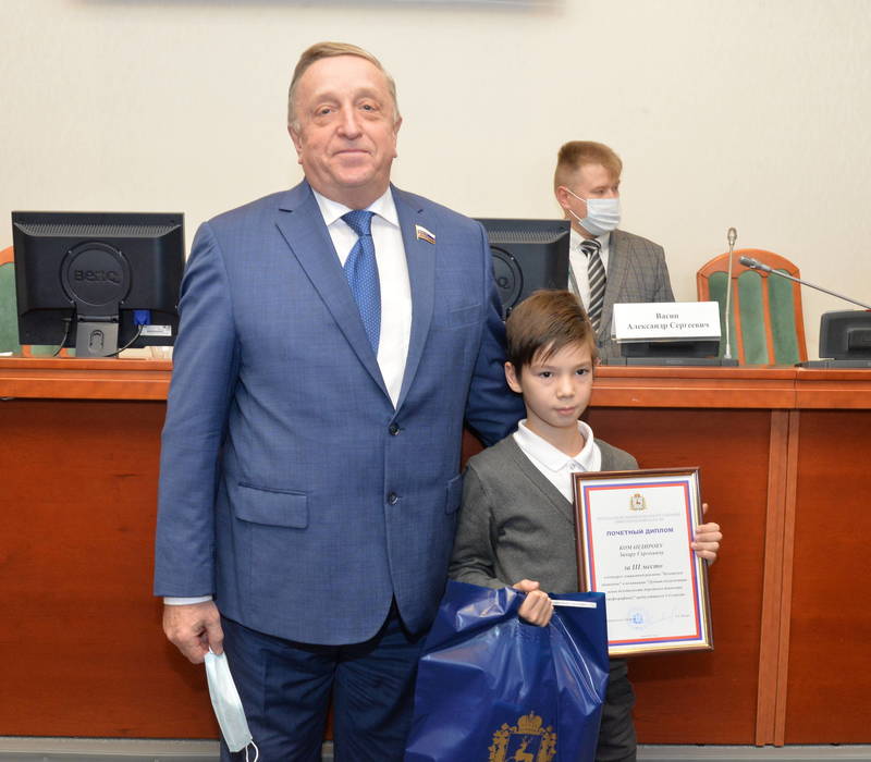 Владимир Солдатенков наградил победителей и лауреатов конкурса социальной рекламы "Безопасное движение"