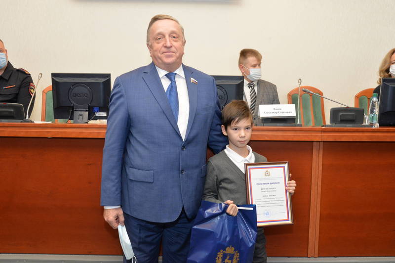 Владимир Солдатенков наградил победителей и лауреатов конкурса социальной рекламы "Безопасное движение"
