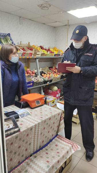 Проверки соблюдения мер эпидбезопасности прошли в торговых точках поселка Ковернино