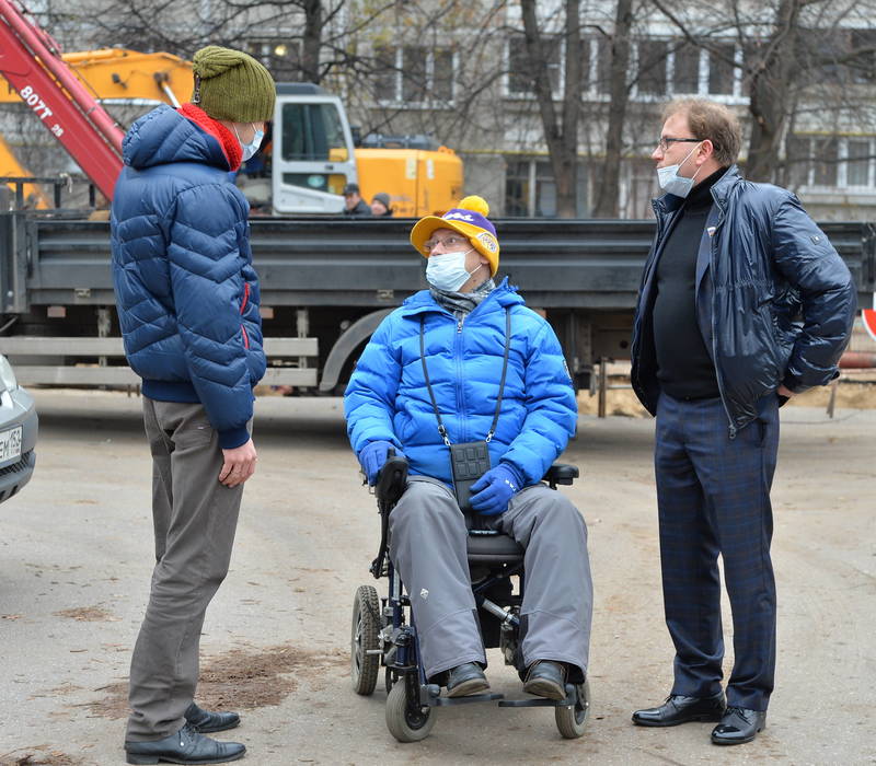Рустам Досаев проконтролировал ход работ по закрытию ливневых колодцев в Нижегородском районе