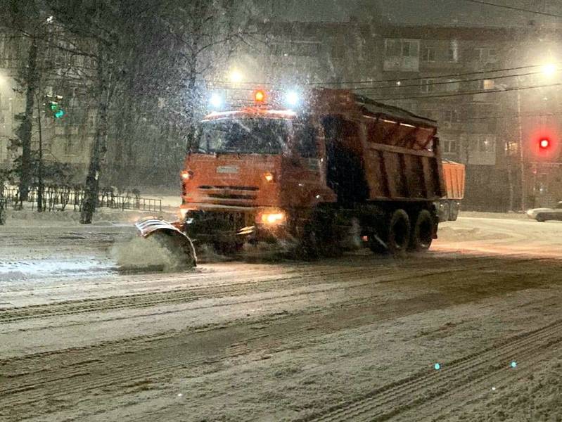 Дорожные службы просят нижегородских автомобилистов не парковать машины на проезжих частях, тротуарах и в проездах во дворы