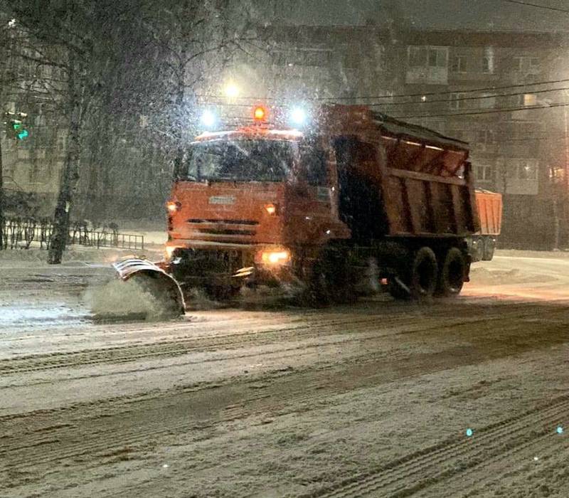 Дорожные службы просят нижегородских автомобилистов не парковать машины на проезжих частях, тротуарах и в проездах во дворы