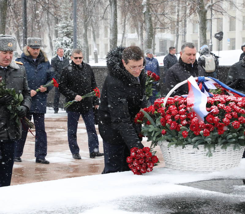 Глеб Никитин возложил цветы к Вечному огню в Нижегородском кремле в честь Дня Героев Отечества