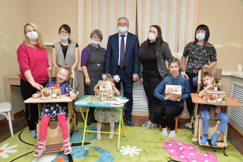 Евгений Люлин поздравил детей Центра «Мама может» и семью Зотовых с наступающим Новым годом