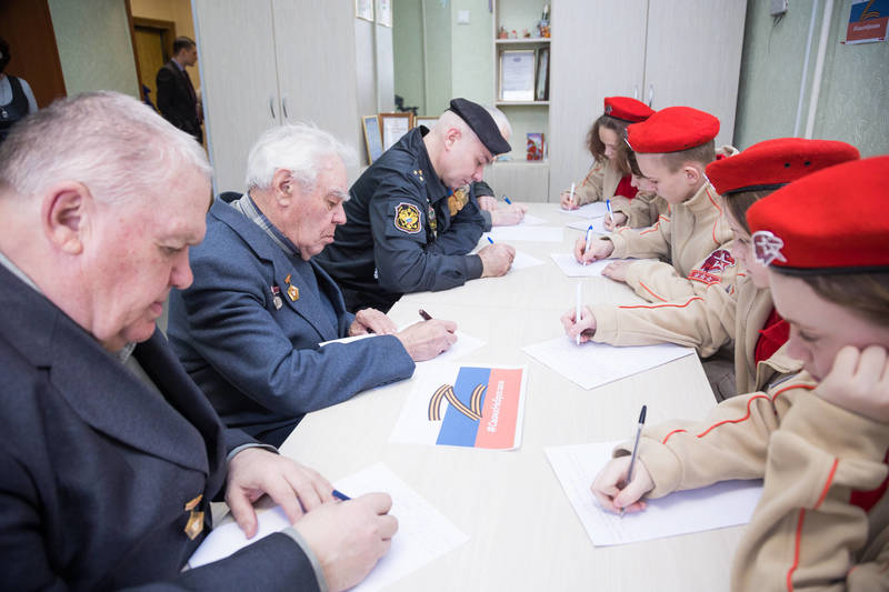 Нижегородские ветераны и юнармейцы продолжают отправлять письма поддержки российским военнослужащим, участвующим в спецоперации