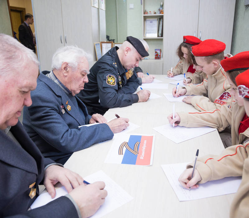 Нижегородские ветераны и юнармейцы продолжают отправлять письма поддержки российским военнослужащим, участвующим в спецоперации