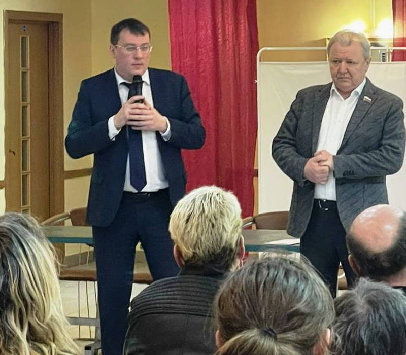 Депутаты Законодательного Собрания Дмитрий Краснов и Николай Упирвицкий встретились с вынужденными переселенцами из Донбасса