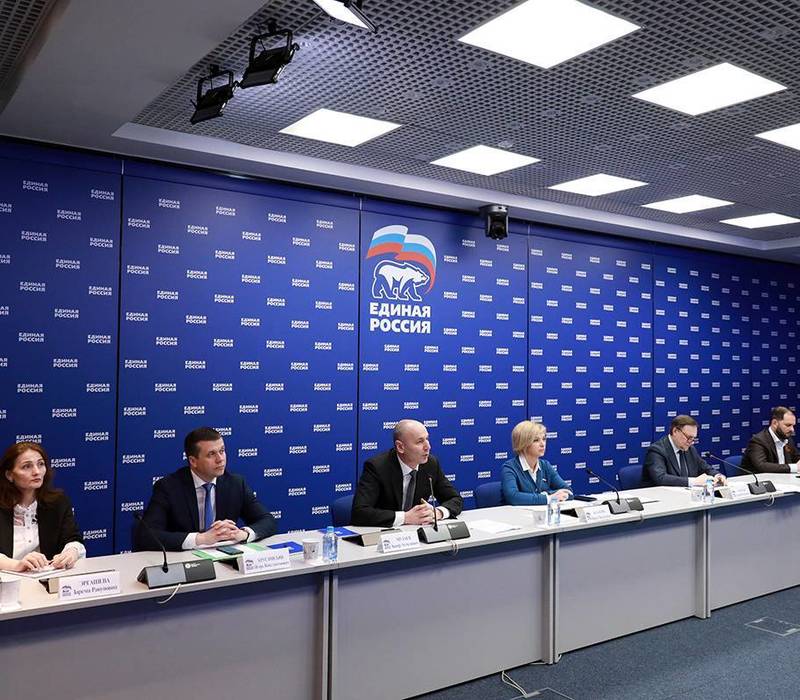 Льготы при поступлении и увеличение количества бюджетных мест в вузах: «Единая Россия» провела прямую линию с регионами по приемной кампании-2022