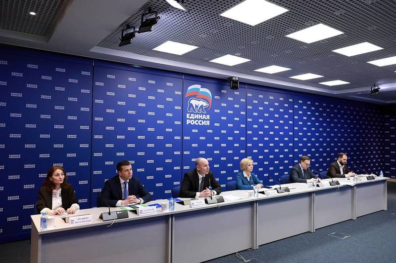 Льготы при поступлении и увеличение количества бюджетных мест в вузах: «Единая Россия» провела прямую линию с регионами по приемной кампании-2022