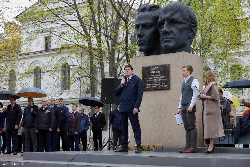Андрей Саносян совместно с сотрудниками и студентами НГТУ им. Р.Е. Алексеева почтил память погибших в Великой Отечественной войне