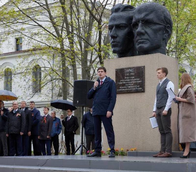 Андрей Саносян совместно с сотрудниками и студентами НГТУ им. Р.Е. Алексеева почтил память погибших в Великой Отечественной войне