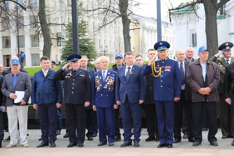 Служить в кремлевском полку