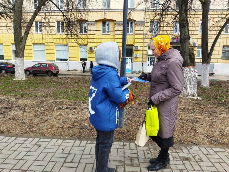 Волонтеры раздают нижегородцам символ праздника Победы – Георгиевские ленты