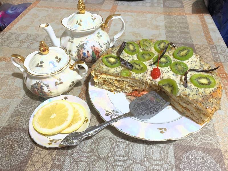 Орехово-маковый торт с фруктами