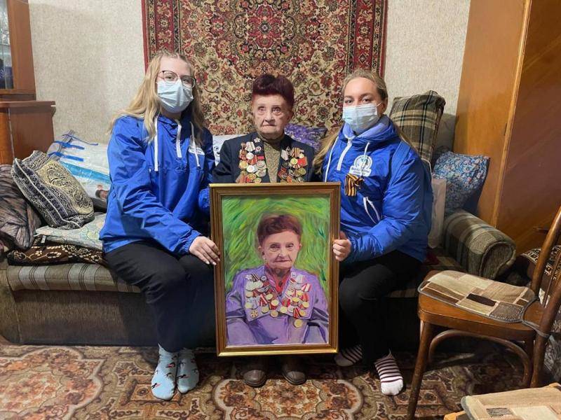 Волонтеры Победы подарили ветерану войны Тамаре Федоровне Руновой ее портрет