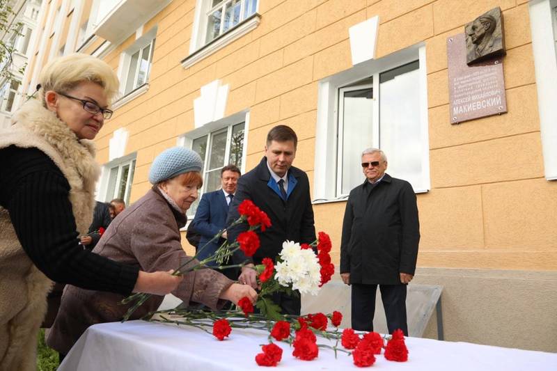 Андрей Гнеушев принял участие в церемонии открытия мемориальной доски, посвященной памяти Алексея Макиевского