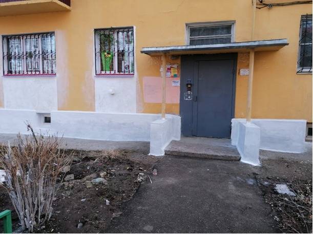Цоколь и аварийный вход в подъезд отремонтировали в Кстове после предписания Нижегородской ГЖИ