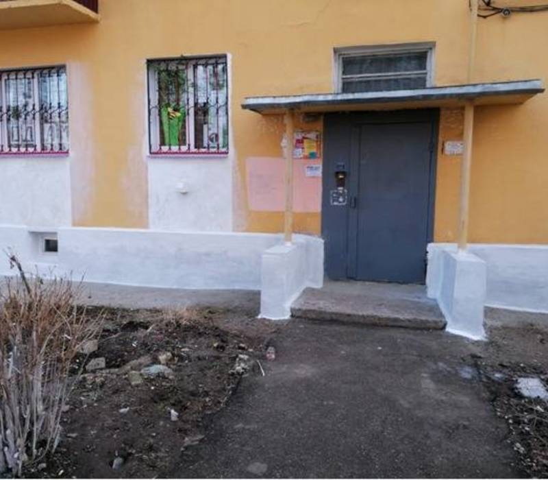 Цоколь и аварийный вход в подъезд отремонтировали в Кстове после предписания Нижегородской ГЖИ